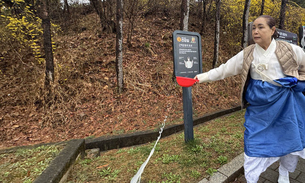 지정자 만신이 정발산 주변에 술을 뿌리고 있다.
