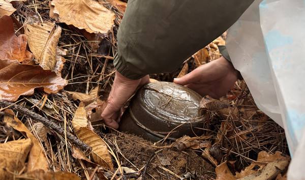 조라술을 담은 항아리를 꺼내는 한 참석자.