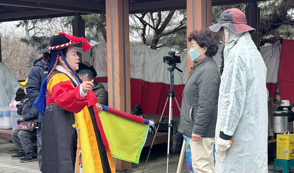 최명희 만신이 정발산 도당굿을 보러 온 시민들과 이야기를 나누고 있다.