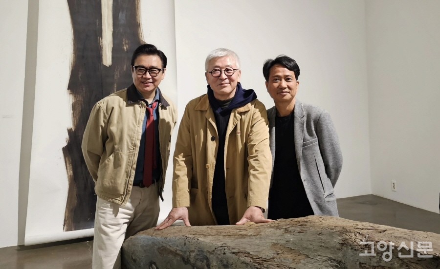 (왼쪽부터) 이광기 갤러리 끼 대표, 정현 작가,, 우종택 작가. 
