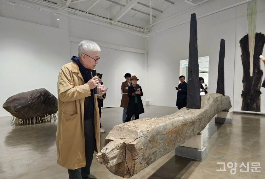 자신의 작품 '무제'를 설명하는 정현 작가.