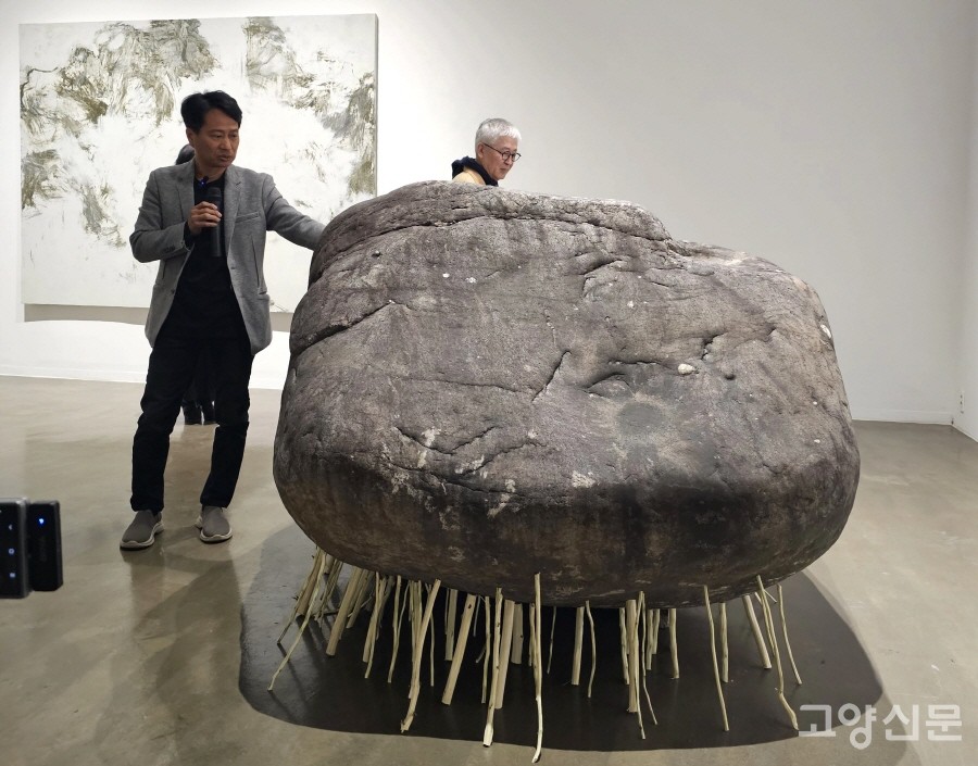 자신의 작품 '시원의 기원'을 설명하는 우종택 작가.