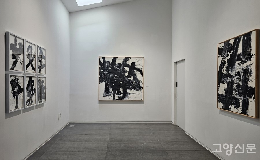 우종택 작가의 회화 작품들이 전시된 코너.