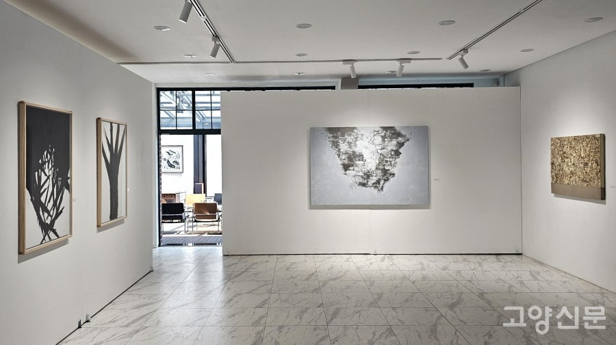 윤명로 화백의 작품이 전시된 코너. 