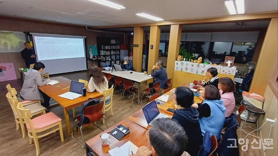 강의를 경청하는 참가자들. 