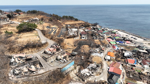 주택들이 대부분 전소된 경북 영덕의 한 마을. 바람을 타고 날아온 비화 불똥이 마을을 덮치며 일어난 참사다. [사진제공=최병성]