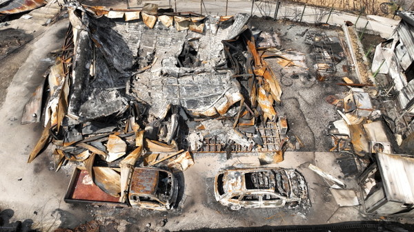 숲과 거리가 있는 마을 한가운데에서도 주택과 차량이 전소된 모습. [사진제공=최병성]