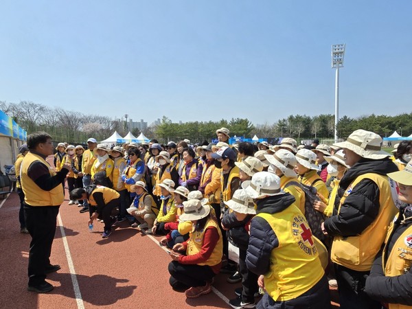 봉사 전 박진수 회장으로부터 자원봉사자들이 안내사항을 듣고 있다. [사진제공=대한적십자고양시협의회]