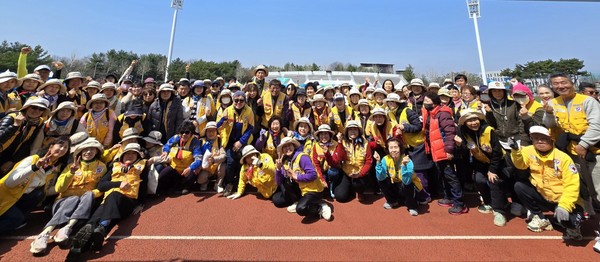 대회가 끝난 후 자원봉사자들이 기념사진을 찍었다. [사진제공=대한적십자사 고양시협의회]