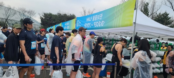 마라톤 참가자들이 물품을 보관하는 모습. [사진제공=대한적십자사고양시협의회]