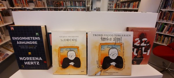 노르웨이 작가의 북유럽 삶을 소개한 책 『생각하는 영혼』(Tenke sjæl)과 한국어 번역본 『노르웨이 타임』이 오슬로 인근 오스(Ås)도서관에 비치되어 있다. 작가는 노르웨이에서의 성장기와 시민학교에 대한 경험을 소개하고 있다. [이철규 북유럽특파원]