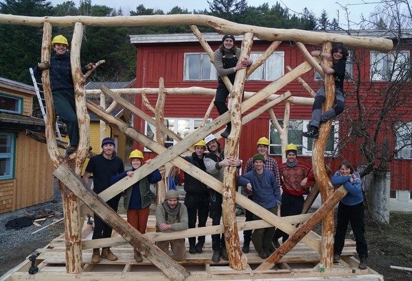 노르웨이 시민학교, 작은 집짓기 과정 청년과 중장년 학생들이 자연에서 태어나 자연으로 돌아가는 생태 재료를 이용한 생태건축 과정을 이수하고 있다. 포센 시민학교 홈페이지 사진캡처. [이철규 북유럽 특파원]