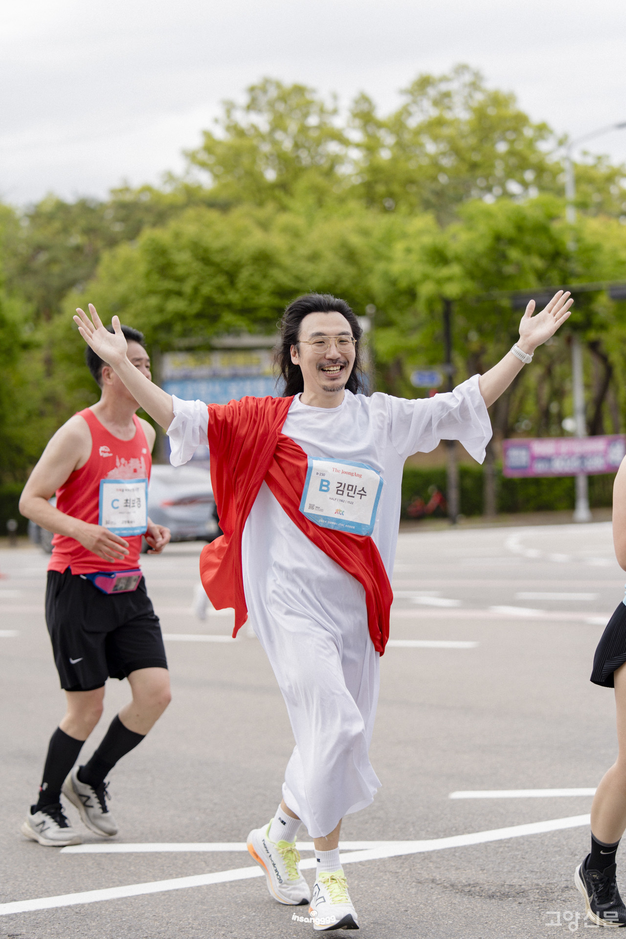 능곡에 사는 7년차 러너 김민수(38세)씨는 각종 마라톤 대회에서 '예수님 복장'으로 참여해 큰 화제가 되고 있다. 사진은 작년 고양하프마라톤대회에 참여한 모습. [사진제공= 김민수]