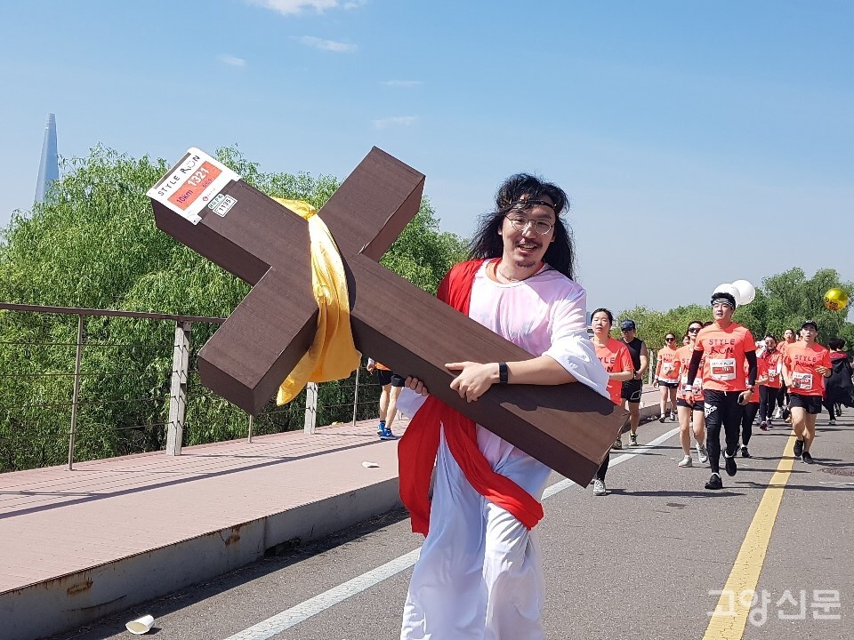 김민수씨가 예수님 복장으로 처음 참여했던 2019 롯데 스타일런 대회. [사진제공= 김민수]