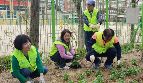 주엽1동이 깨끗한 마을을 위해 인근 학교와 행정복지센터 인근에 꽃을 심었다.