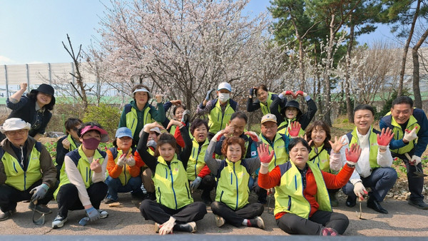 행주동이 따뜻한 봄을 맞아 행주동 주요 거리 곳곳에 초화(꽃)를 식재했다.