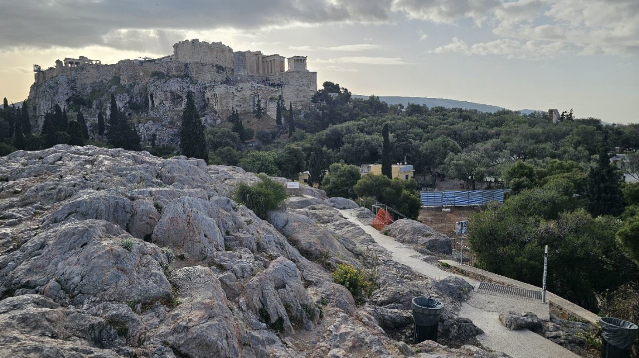 아레이오스 파고스(앞), 아크로폴리스(뒤) ©박수택 