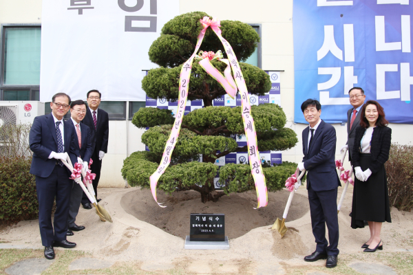 ‘이승세 ZONE(가칭)’이 조성될 학생회관 앞 나무를 심는 기념 식수 행사에 참여 중인 (사진 왼쪽부터 차례대로) 한국항공대 허희영 총장, 김윤희 학교법인 정석인하학원 관리이사, 황수찬 대학원장, 이승세 회장과 부인 성경미 여사, 신대현 총동문회장. [사진제공 = 한국항공대학교]