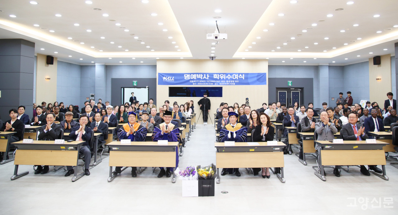 한국항공대 교내 비전홀에서 9일 열린 이승세 SPACE TECHNOLOGY 회장의 명예박사 학위수여식에서 이승세 회장과 가족이 한국항공대 교직원 및 총동문회 관계자와 기념촬영을 했다. [사진제공 = 한국항공대학교]