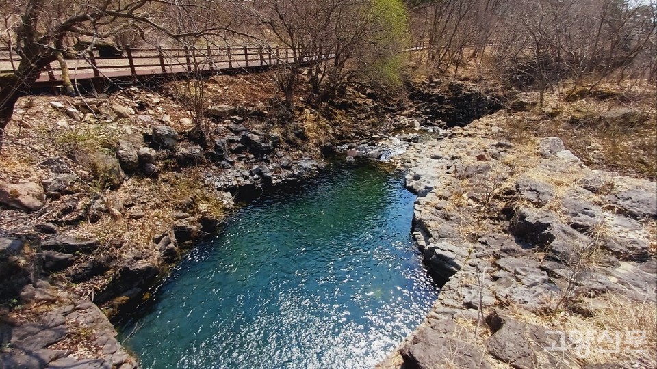 재인폭포 상부의 선녀탕. 지질학자들은 이곳이 미래의 폭포 위치가 될 것으로 추측한다. 