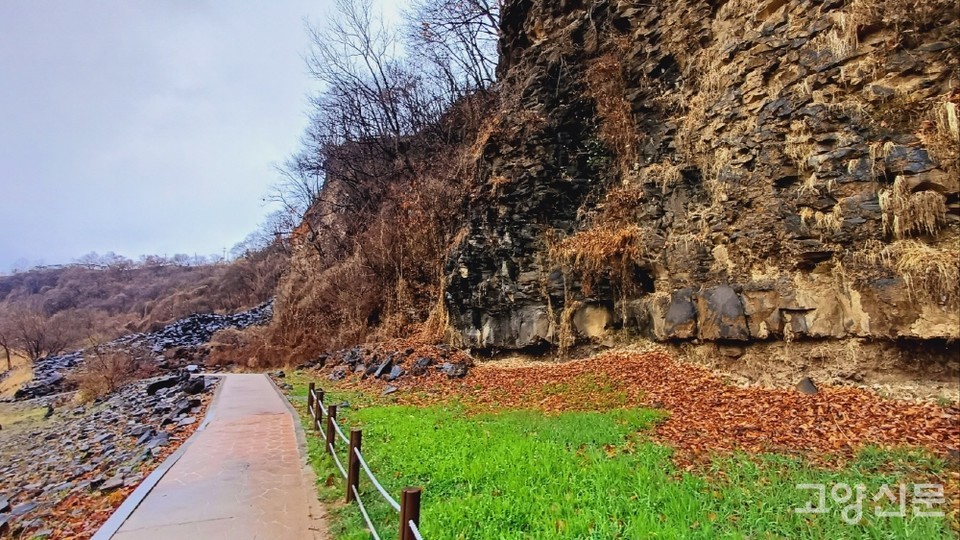 두 발로 걸어 다가갈 수 있는 지질학 박물관인 백의리층. 