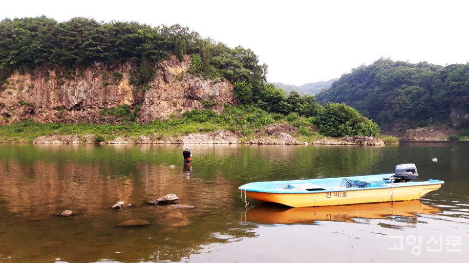 한탄강과 영평천이 만나는 지점에 형성된 지질명소인 베개용암. 기자가 여름에 방문해 촬영한 사진이다. 