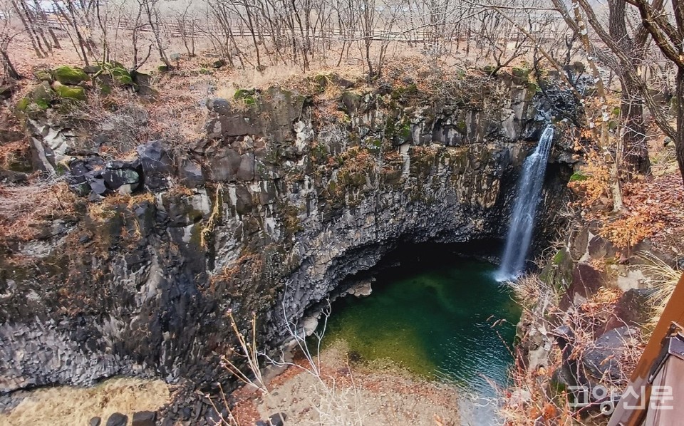 연천 최고의 관광지이자 지질명소인 재인폭포. 