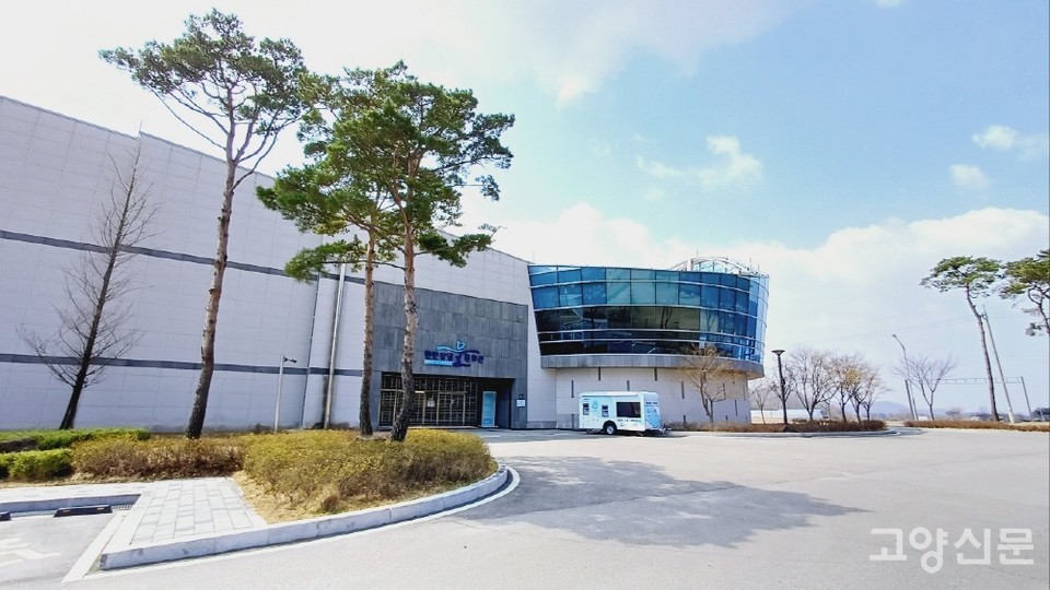 한탄강댐의 역할과 연천 지역 역사를 함께 살펴볼 수 있는 한탄강댐물문화관. 