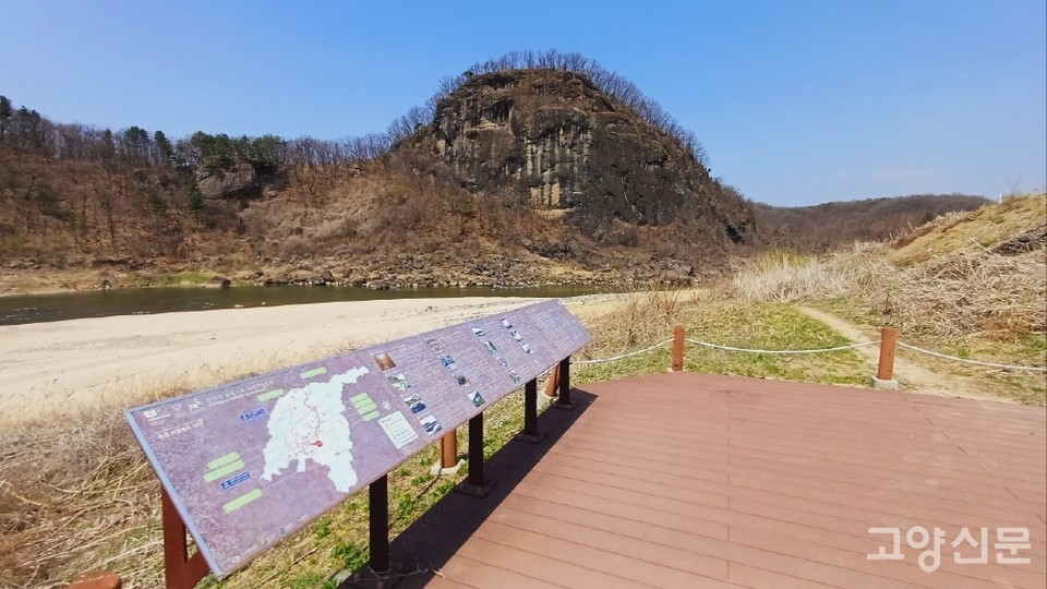 한탄강 지질명소 중 첫 번째로 만난 좌상바위. 강가에 우뚝 솟은 거대한 현무암 바위가 인상적이다. 