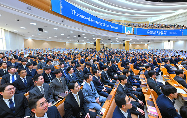 하나님의 교회 신도 2000여 명이 지난 12일 새 예루살렘 판교성전에서 열린 유월절 대성회에 참석하고 있다.