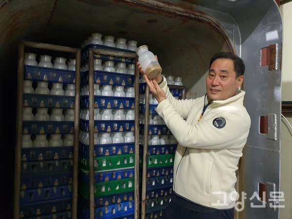 강석준 대표가 전용 살균 가마에서 5시간 '공기 중 잡균 제거 작업' 후 식히는 과정을 살펴보고 있다. 살균된 것은 구수한 냄새가 나고, 안된 것은 쉰내가 나서 버리고 다시 살균 작업 할 때도 있다.