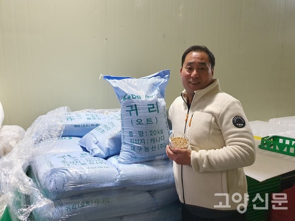 더드림농원의 동충하초는 귀리와 현미의 곡물을 배지로 사용해 전용가마에서 '공기 중 잡균 제거 작업' 일환으로 살균했을 때 구수한 냄새가 난다.