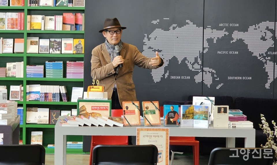환영인사를 하며 책 출간에 대한 에피소드를 들려준 김언호 한길사 대표.