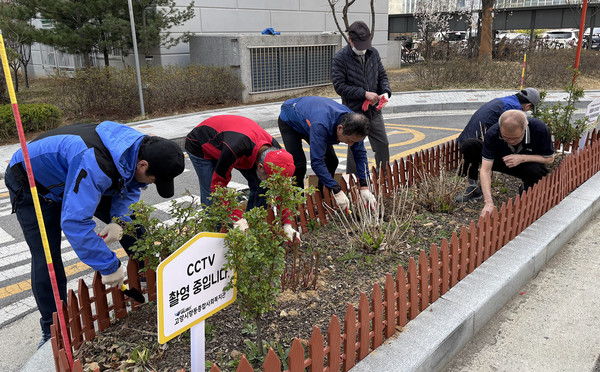 향동종합사회복지관의 50~70세 신중년 남성들의 모임인 ‘마을벗'이 화단을 가꾸고 있다.