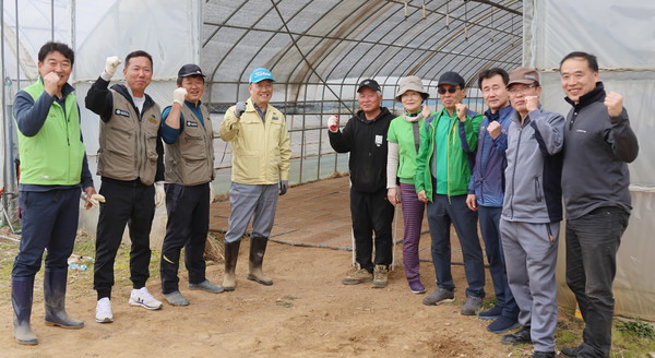 지역 농민단체, 지도농협 임원들이 봉사활동에 동참했다.