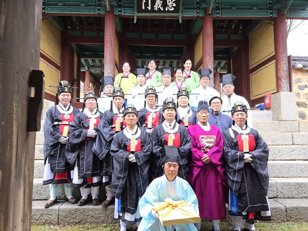 춘향제 봉행 후 단체사진 촬영에 나선 헌관과 집사. [사진제공=최영숙]