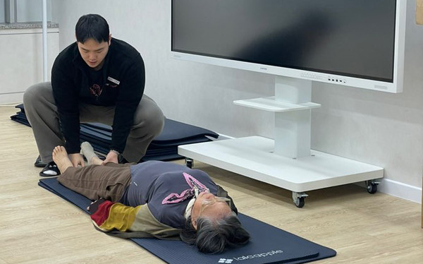  스포애니 화정역점이 덕양노인종합복지관에서 재능기부 활동을 하고 있다.