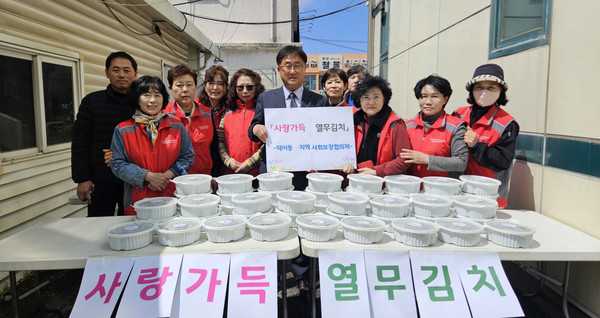 덕이동이 지역의 어려운 이웃을 위해 ‘사랑가득 열무김치 나눔’을 진행했다. 