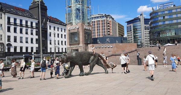 오슬로 중앙역(OSLO S) 앞 호랑이 동상. 역동적인 오슬로시를 만들어 가기 위한 바람과 약육강식의 치열한 도심의 삶을 대변한다. [이철규 북유럽 특파원]