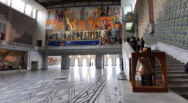 오슬로 시청사 내부벽화. 프레스코 벽화와 오슬로의 과거, 현재, 미래를 담은 유화 작품이 1층 내벽과 2층에 전시되어 있다. [이철규 북유럽특파원]