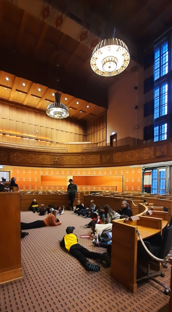 노르웨이 오슬로 시의회장 바닥에서 학생들과 선생님이 의회정치 관련 수업을 진행하고 있다. [이철규 북유럽특파원]