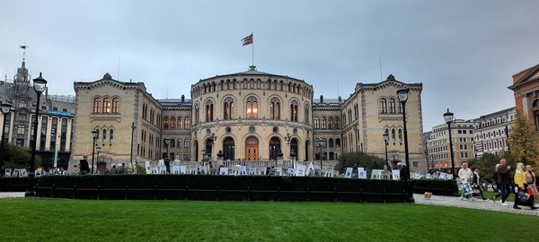 노르웨이 국회 의사당 앞에는 우크라이나 난민들의 전쟁반대 집회 등 다양한 정치, 경제, 사회 이슈의 집회가 이어진다.  [이철규 북유럽특파원]