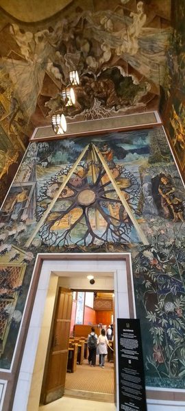 오슬로 시청사 2층 시의회장 입구. 사방과 천장이프레스코 벽화로 장식된 크로그(Krohg)방을 지나 여행객들이 시의회에 들어서고 있다. [이철규 북유럽특파원]