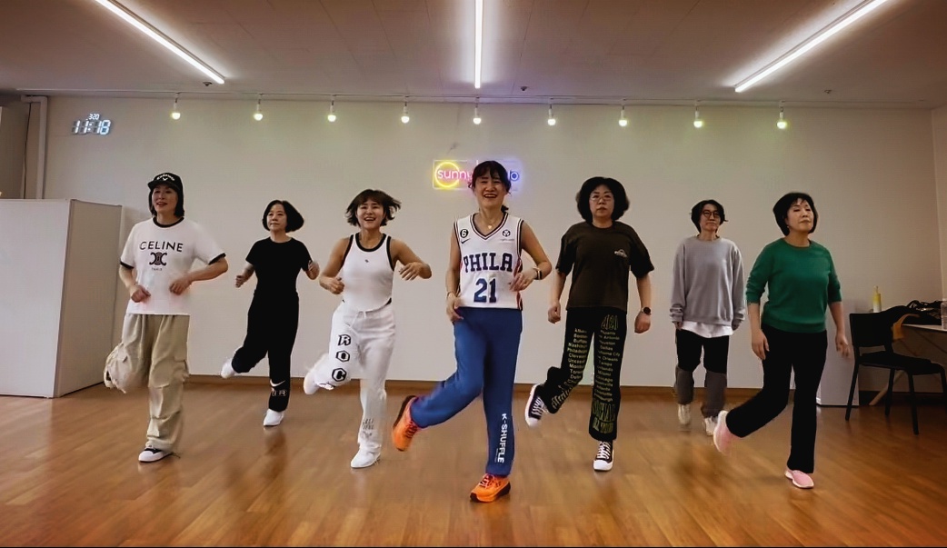 한국셔플댄스협회고양일산동부 민선희 지부장을 중심으로 셔플댄스를 추는 수강생들.