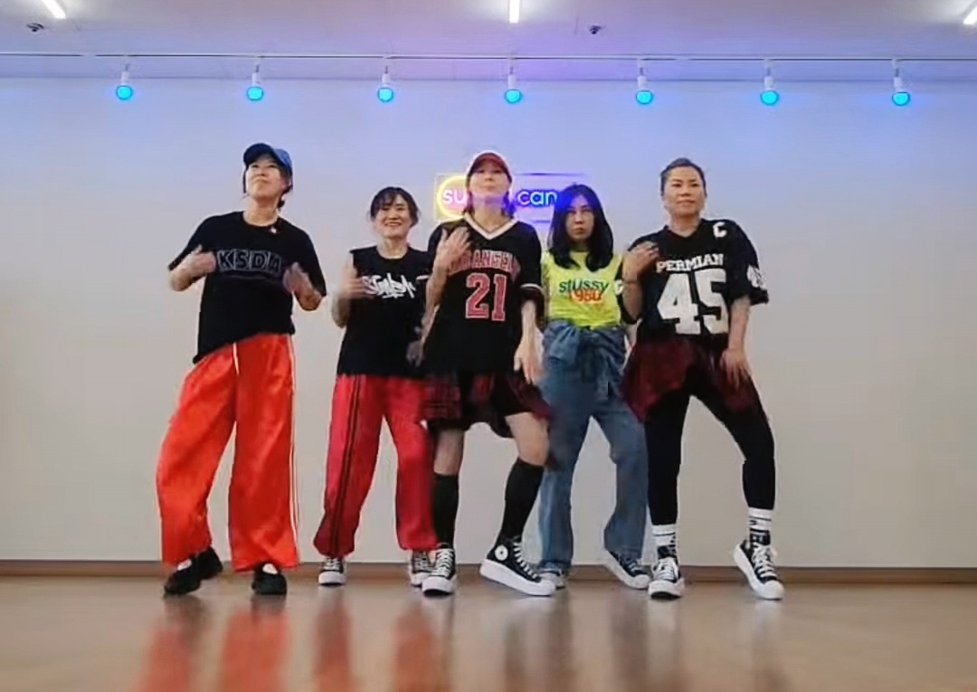 경쾌한 스텝을 밟으며 다이어트 효과는 물론 몸의 균형감까지 일석이조.