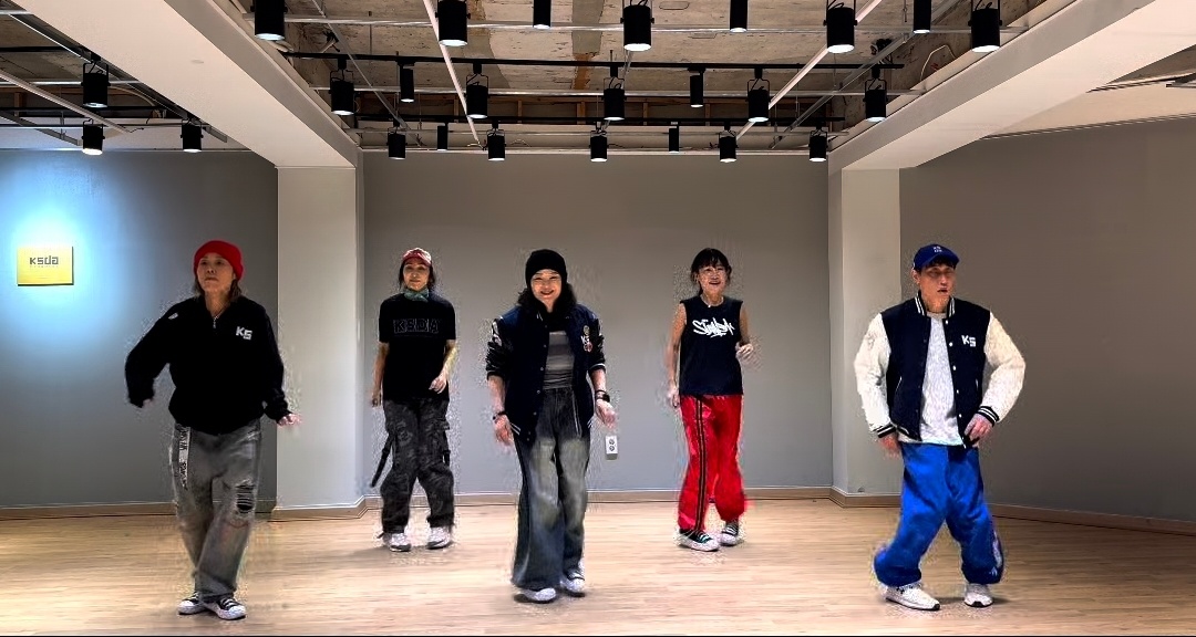 셔플댄스 수업에는 청년부터 중장년층에 이르기까지 다양한 연령층이 모인다.