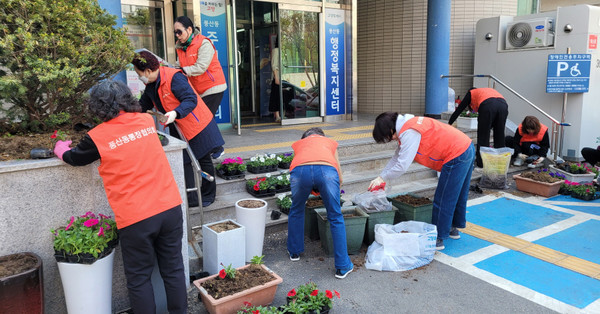 풍산동이 행정복지센터에 초화를 식재하고 있다.