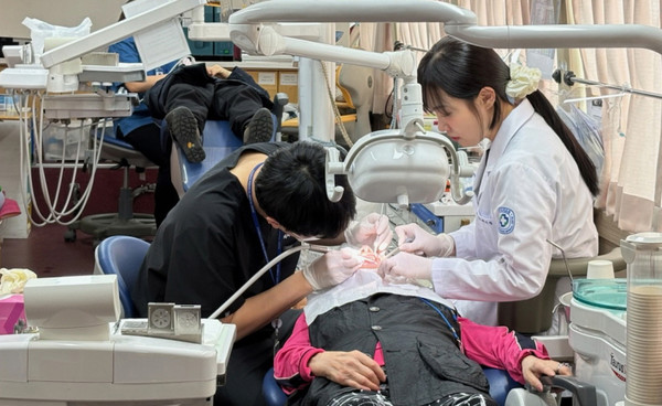 경기도의료원 의정부병원 의료진이 치과 진료를 하고 있다.