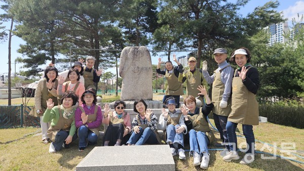 '밥동행' 회원들이 밥할머니 석상 앞에서 단체사진을 촬영했다.