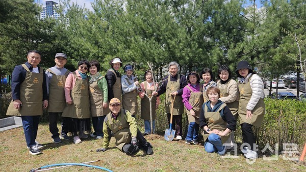 기념식수 후 단체사진 촬영하고 있는 밥동행 회원들.